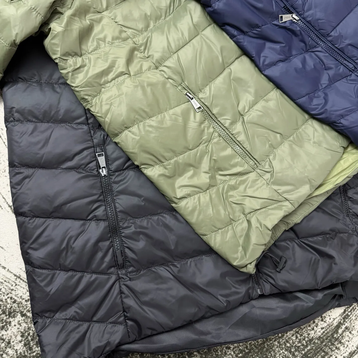 P670 Ralph small label embroidered down hooded jacket, the same style at Ralph Lauren counters. It is made of 80 velvet. The fleece is warm enough. It is very textured on the hand. It is three-dimensional and atmospheric. It is easy to wear in winter. It is simple and elegant. It adopts the os version. The upper body effect is very good. It is suitable for all body types. Soft and comfortable. Craftsmanship imported custom zippers➕Hardware and accessories are complete. The embroidery is full and three-dimensional. Perfect restoration of zp 2:1. Same style for men and women. Versatile and easy to wear. Size M L XL XXL color black navy blue army green